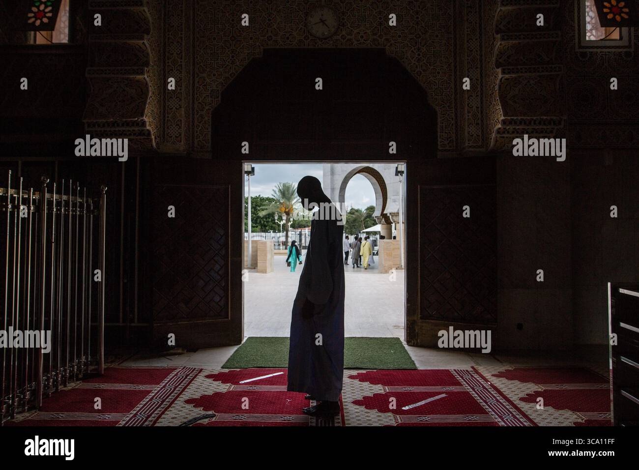 18 août 2020, Sénégal : un mouride prie dans la Grande Mosquée de Touba, c’est le bâtiment le plus important de la ville de Touba au Sénégal, la plus grande mosquée du pays et l’une des plus grandes mosquées d’Afrique. (Crédit image : © Sadak Souici/ZUMA Press Wire) Banque D'Images