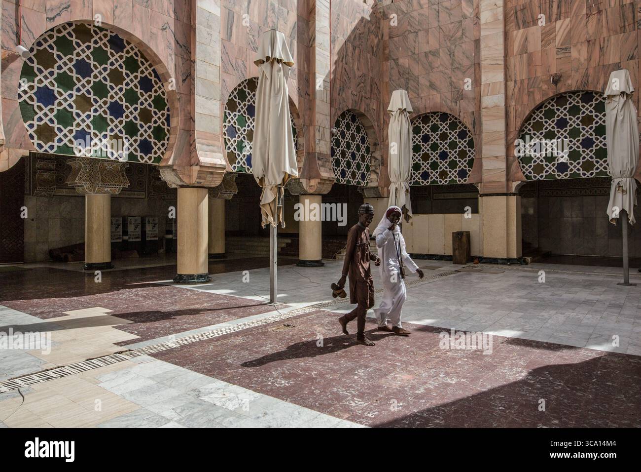 18 août 2020, Sénégal : deux Mourides traversent le centre de la Grande Mosquée de Touba. (Crédit image : © Sadak Souici/ZUMA Press Wire) Banque D'Images