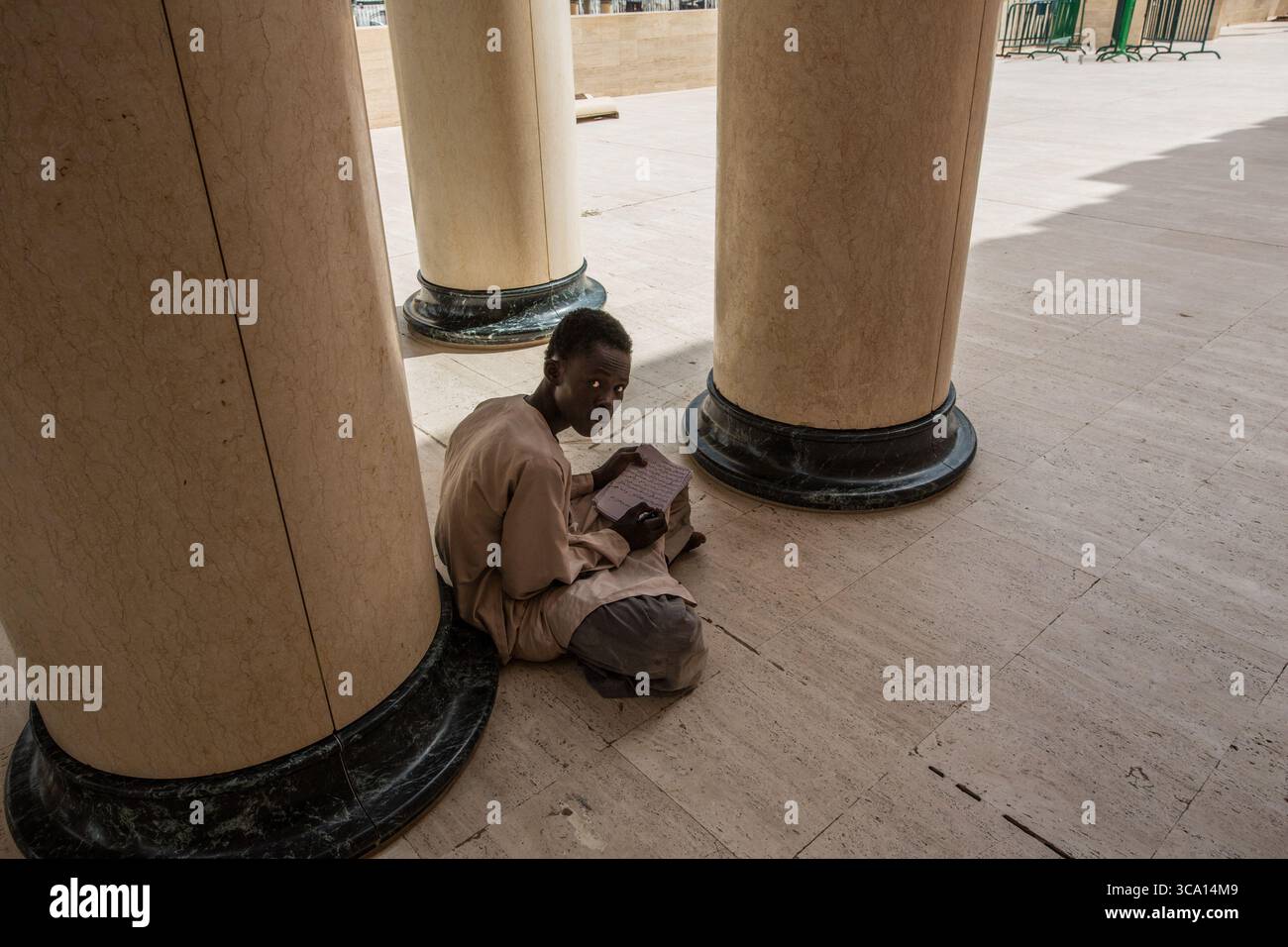 18 août 2020, Sénégal : un enfant muride apprend le Coran dans la Grande Mosquée de Touba. (Crédit image : © Sadak Souici/ZUMA Press Wire) Banque D'Images