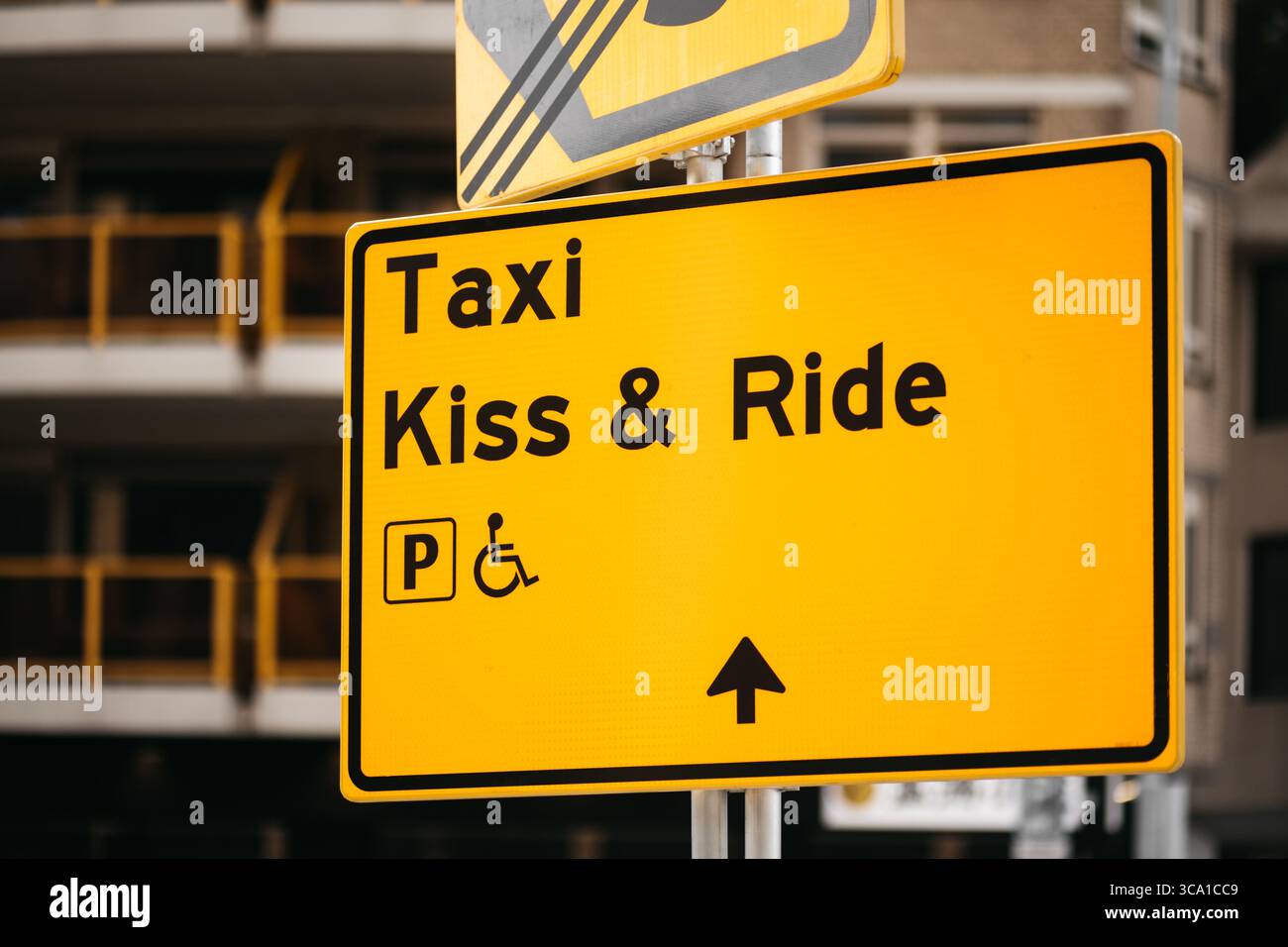 Eindhoven, pays-Bas - juillet 2025 : panneau jaune 'TAXI Kiss and Ride' monté sur un poteau en métal noir. Panneau de stand de taxi urbain. Paramètres de rue de la ville Banque D'Images