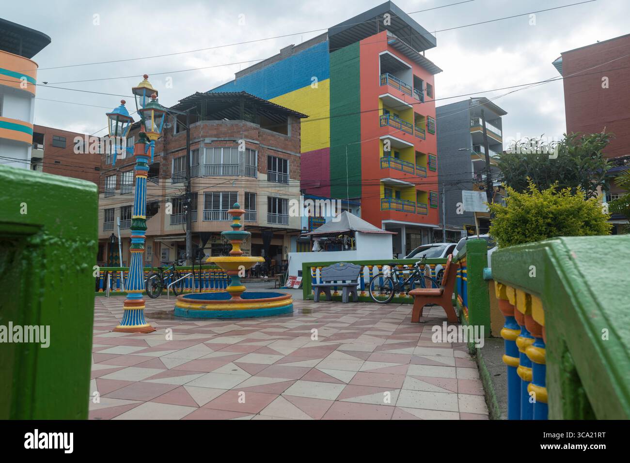 Scène de rue typique avec une petite place et des maisons peintes dans des couleurs joyeuses à Guatapé, département d'Antioquia, Colombie Banque D'Images