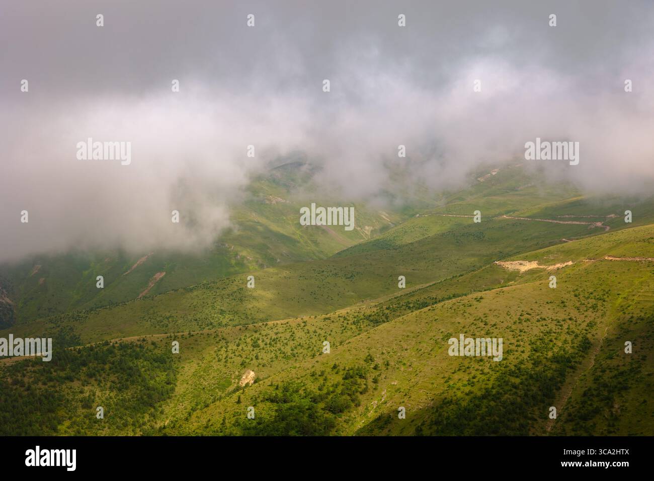 Montagnes brumeuses avec brouillard et routes rurales. Paysage des montagnes. Banque D'Images