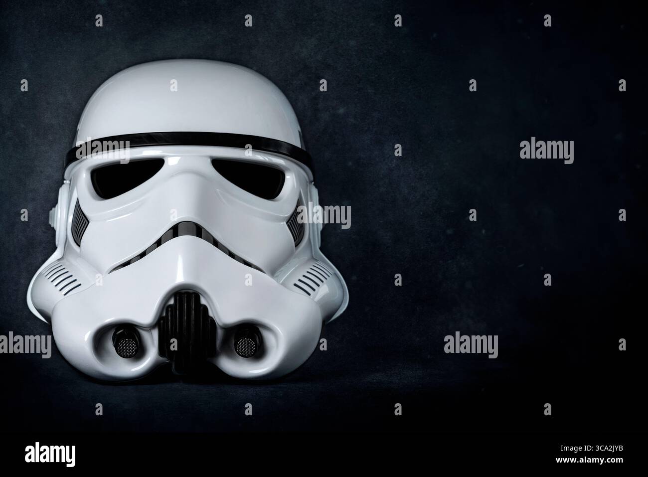 Gros plan de casque Imperial stormtrooper réplique star Wars de Hasbro Star Wars Black Series sur un fond sombre. Éditorial illustratif Banque D'Images