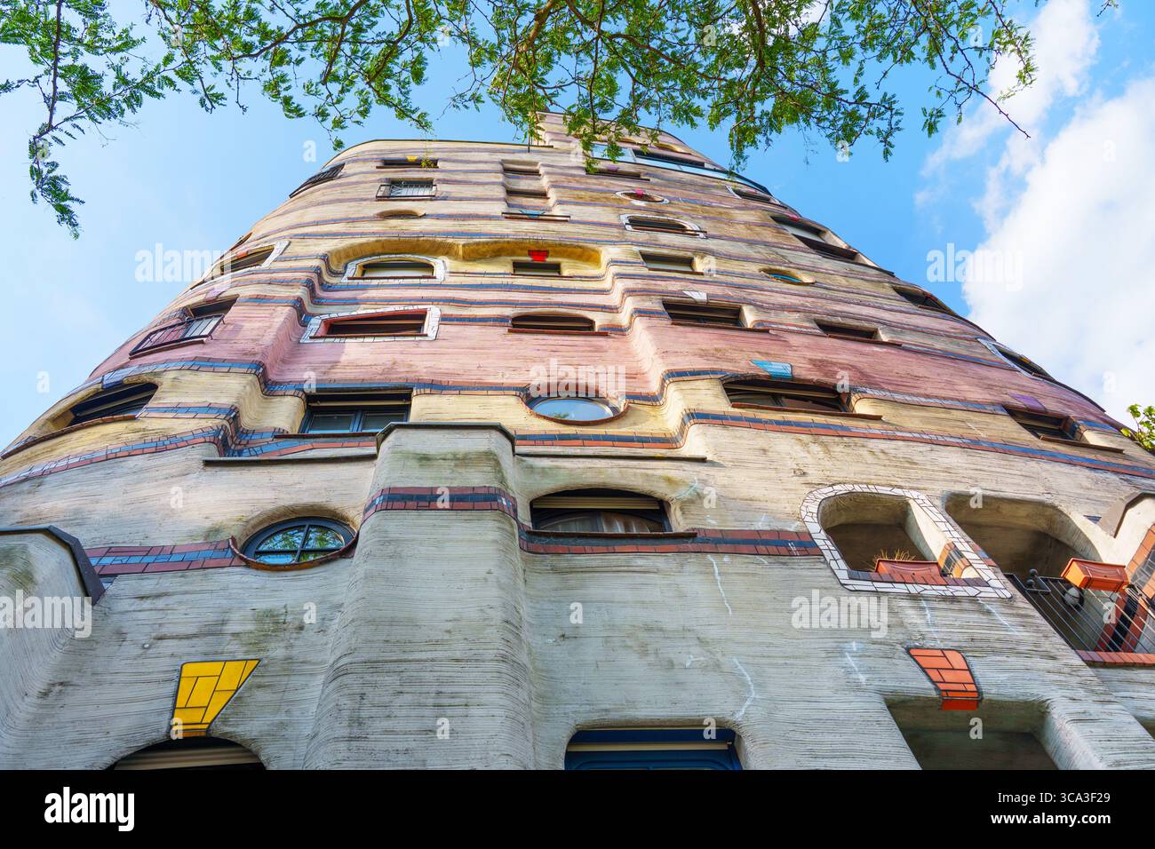 Conception architecturale unique du complexe résidentiel Waldspirale avec des façades colorées et des lignes courbes, capturant l'essence de la vie moderne en D. Banque D'Images