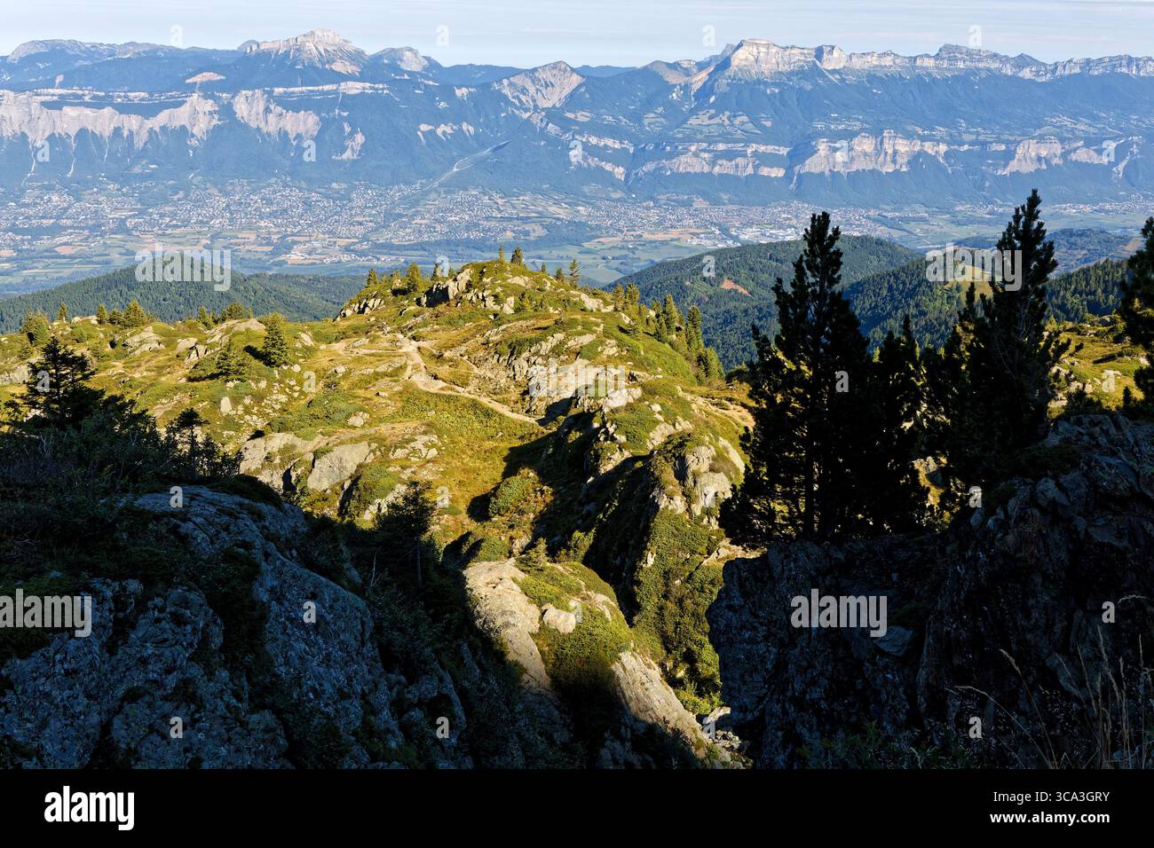 Lever de soleil sur la vallée et les montagnes opposées car les pentes sont encore sombres Banque D'Images