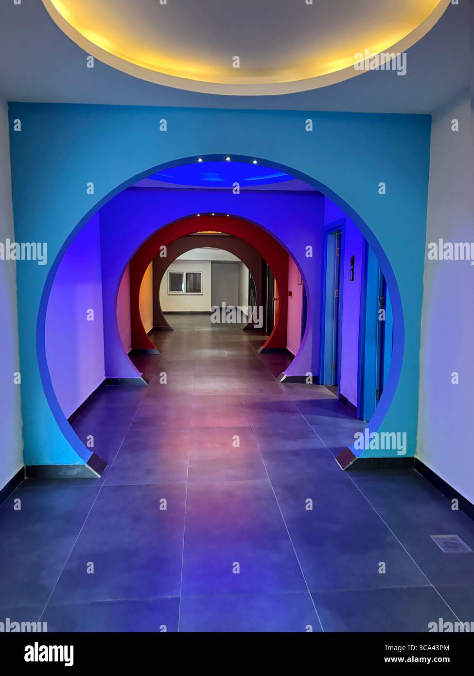 salle conceptuelle avec distorsion spatiale créative utilisant des lignes de perspective et de couleur, illusion optique puissante. Narration visuelle, design moderne et Banque D'Images