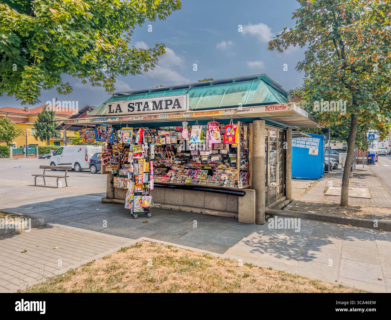 Fossano, Italie - 6 août 2025 : kiosque à journaux avec journaux exposés Banque D'Images