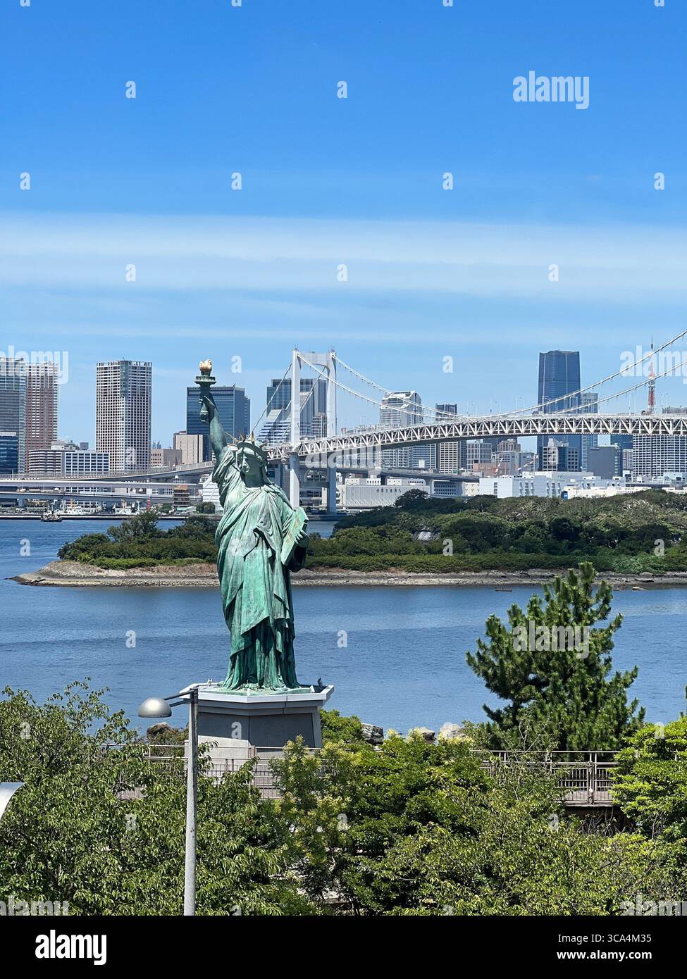 Odaiba de Tokyo abrite une réplique frappante de la Statue de la liberté, un point de repère incontournable pour les touristes explorant la capitale du Japon. Banque D'Images