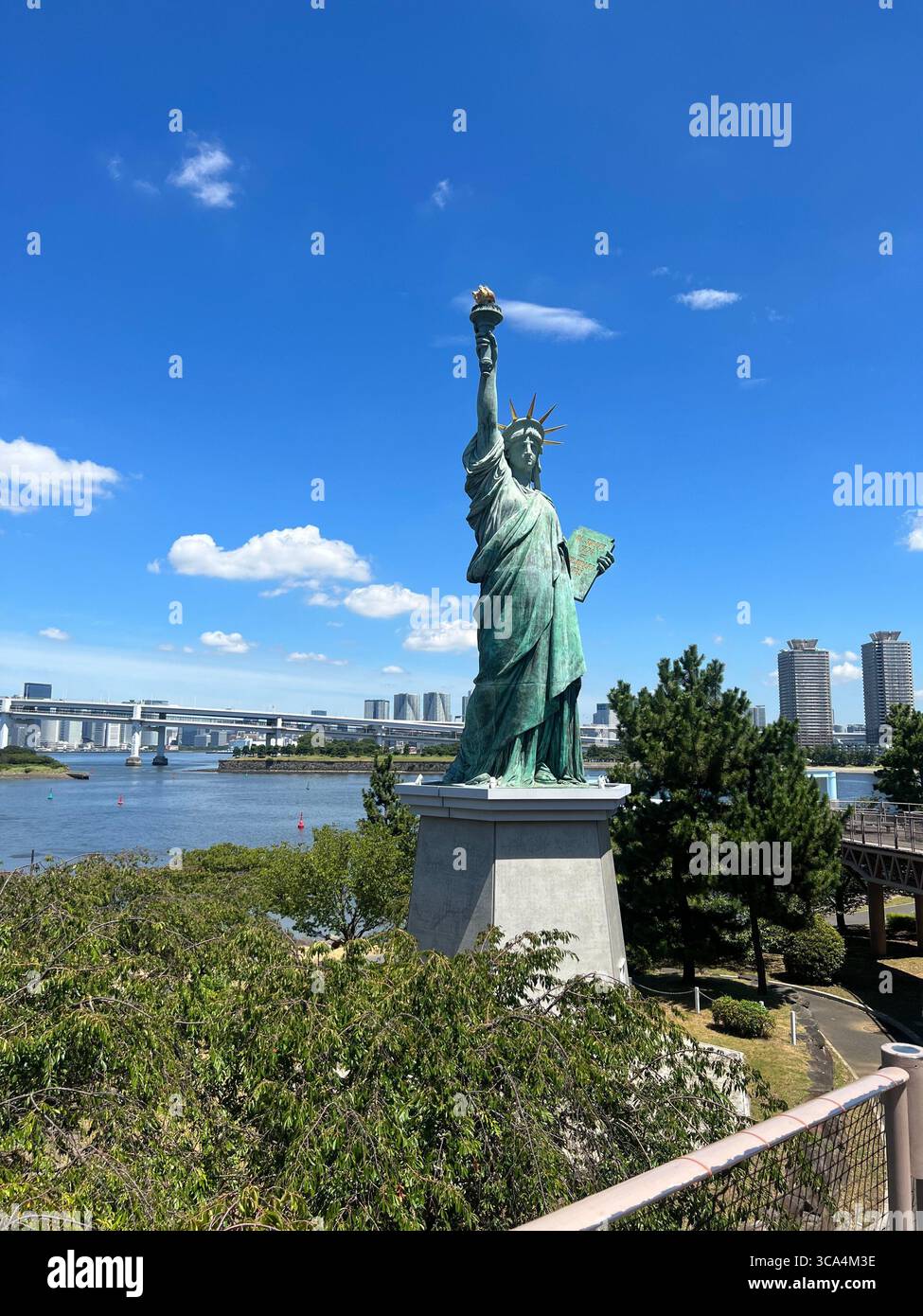 Une vue imprenable sur la réplique de la Statue de la liberté de Tokyo dans la baie de Tokyo, mêlant modernité japonaise et icône mondiale. Banque D'Images