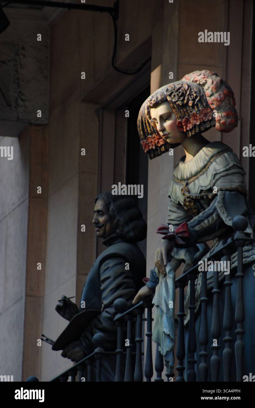 Gros plan de deux personnages de Las Meninas sur les balcons de Neptuno. Madrid Banque D'Images