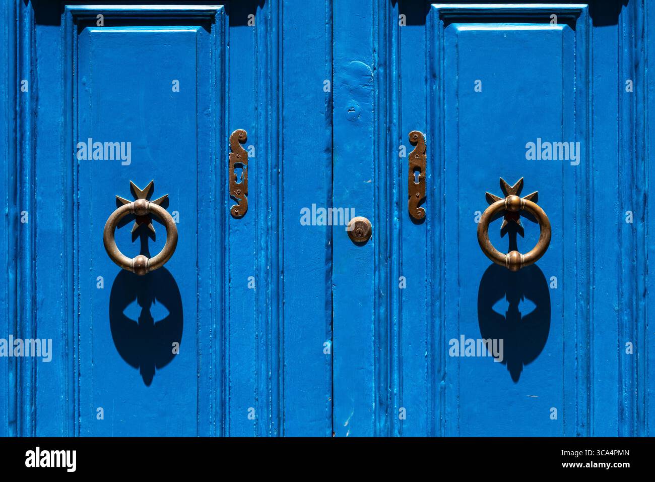 Détail de l'entrée double porte d'une maison à la Valette, Malte. Double frappeur de porte avec croix maltaise. Peint en bleu avec serrure à clé et détails en métal. Banque D'Images