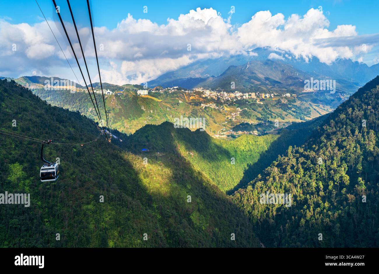 Drone vue aérienne du paysage de la vallée de Sapa avec téléphérique et pics de montagne en été au Vietnam Banque D'Images
