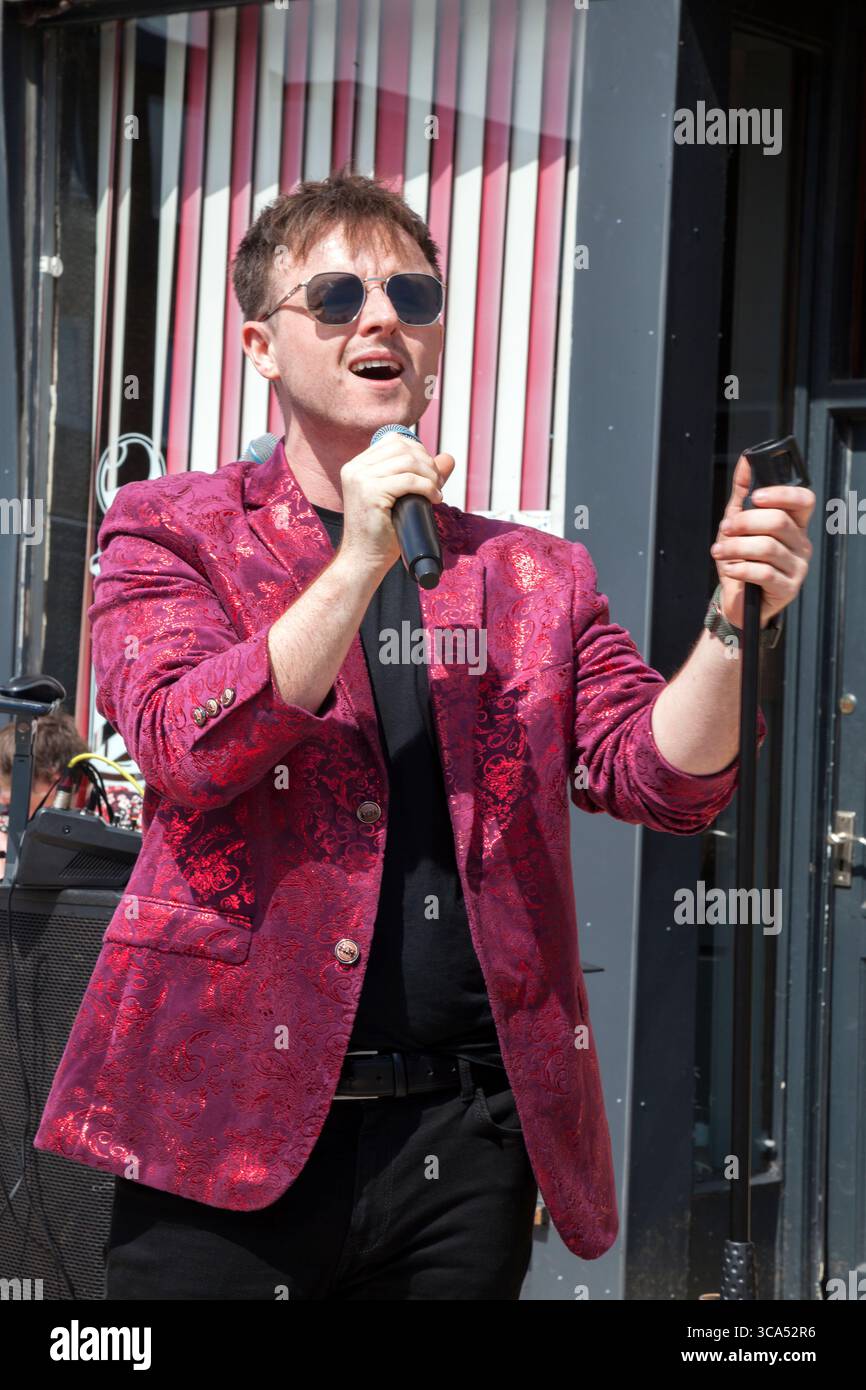 Chanteur à la fête de rue, Helensburgh, Écosse Banque D'Images