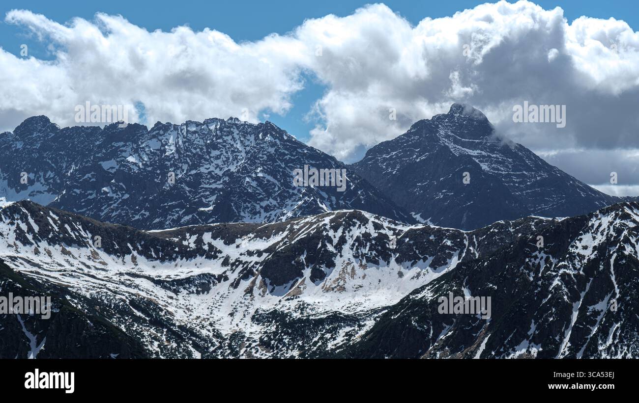 Vue à couper le souffle sur les montagnes Tatras enneigées vues depuis le sommet Kasprowy Wierch, situé à la frontière de la Pologne et de la Slovaquie. Banque D'Images