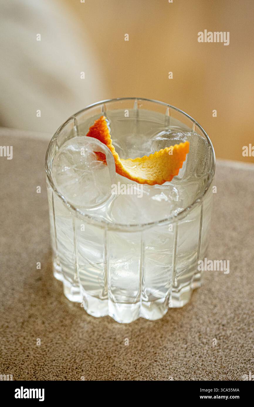Gin et cocktail tonique avec glace dans un verre à facettes Banque D'Images