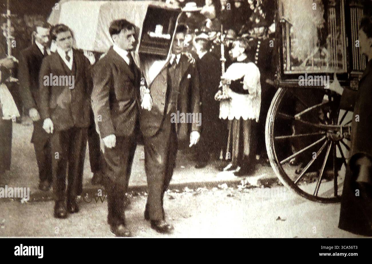 1920. Funérailles du conseiller municipal Terence MacSwiney Sinn Fein, militant du Sinn Fein, après sa mort à la suite d'une grève de la faim à la prison de Brixton. Nom complet Terence James MacSwiney (1879-1920), en irlandais : Toirdhealbhach Mac Suibhne était un dramaturge, auteur et homme politique Banque D'Images