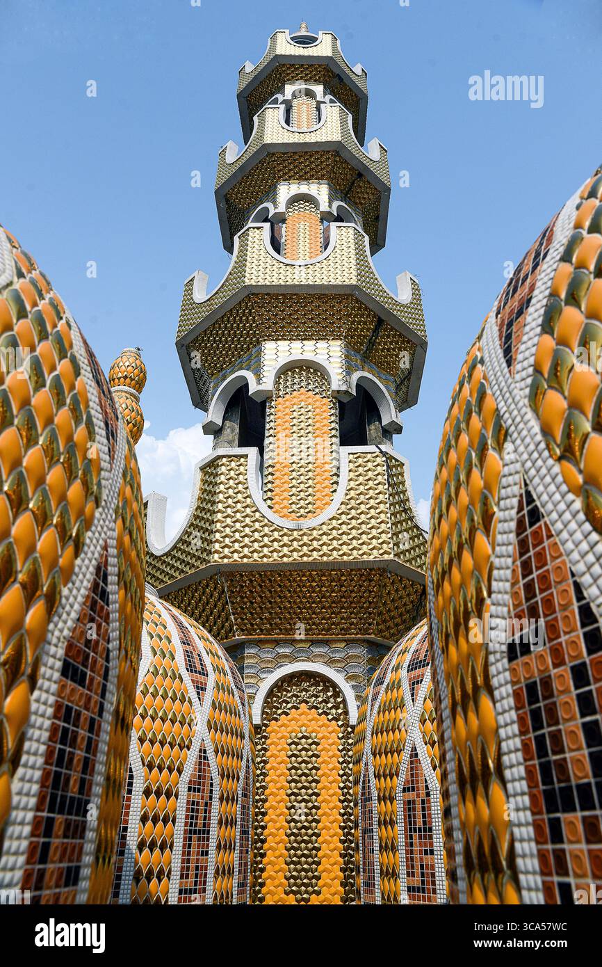 Le Gombuj Masjid de 201 à Gopalpur, Tangail, Bangladesh - une mosquée moderne unique connue pour avoir 201 dômes, un détenteur potentiel du record du monde. Banque D'Images