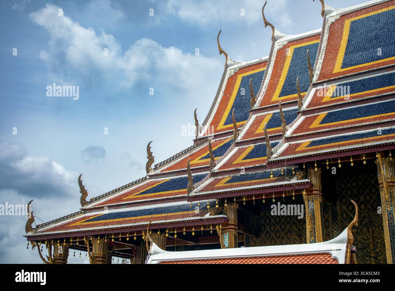 Détail du toit coloré du Pavillon du Bouddha d'émeraude ou Pra Ubosot au Grand Palais, Bangkok, Thaïlande Banque D'Images