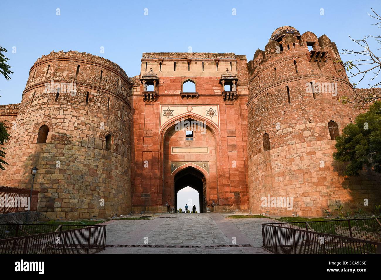 Purana Qila (Vieux Fort) à Delhi, en Inde, une forteresse du XVIe siècle sur des sites anciens avec des murs massifs, une mosquée et une tour d'observation Sher Mandal. Banque D'Images