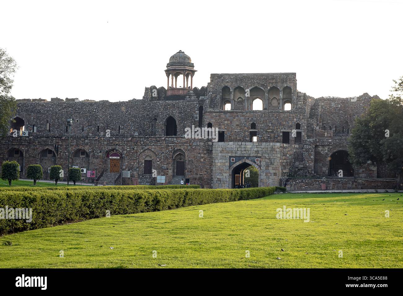 Purana Qila (Vieux Fort) à Delhi, en Inde, une forteresse du XVIe siècle sur des sites anciens avec des murs massifs, une mosquée et une tour d'observation Sher Mandal. Banque D'Images