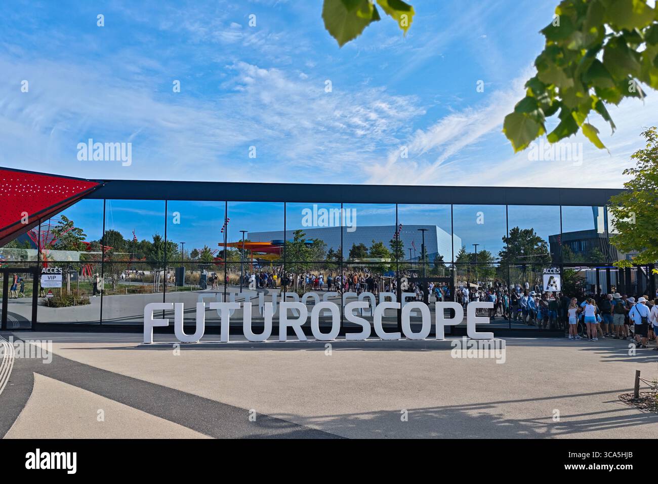 Chasseneuil du Poitou, France. 04 août 2025. Illustration du parc du Futuroscope à Poitiers, France, le 3 août 2025. Le Futuroscope est un parc de loisirs français axé sur la technologie, la science et l’innovation, qui propose des expériences immersives et sensorielles alliant projections d’images et attractions thématiques futuristes, situé sur les communes de Chasseneuil du Poitou. Photo de Lionel Urman/ABACAPRESS.COM crédit : Abaca Press/Alamy Live News Banque D'Images