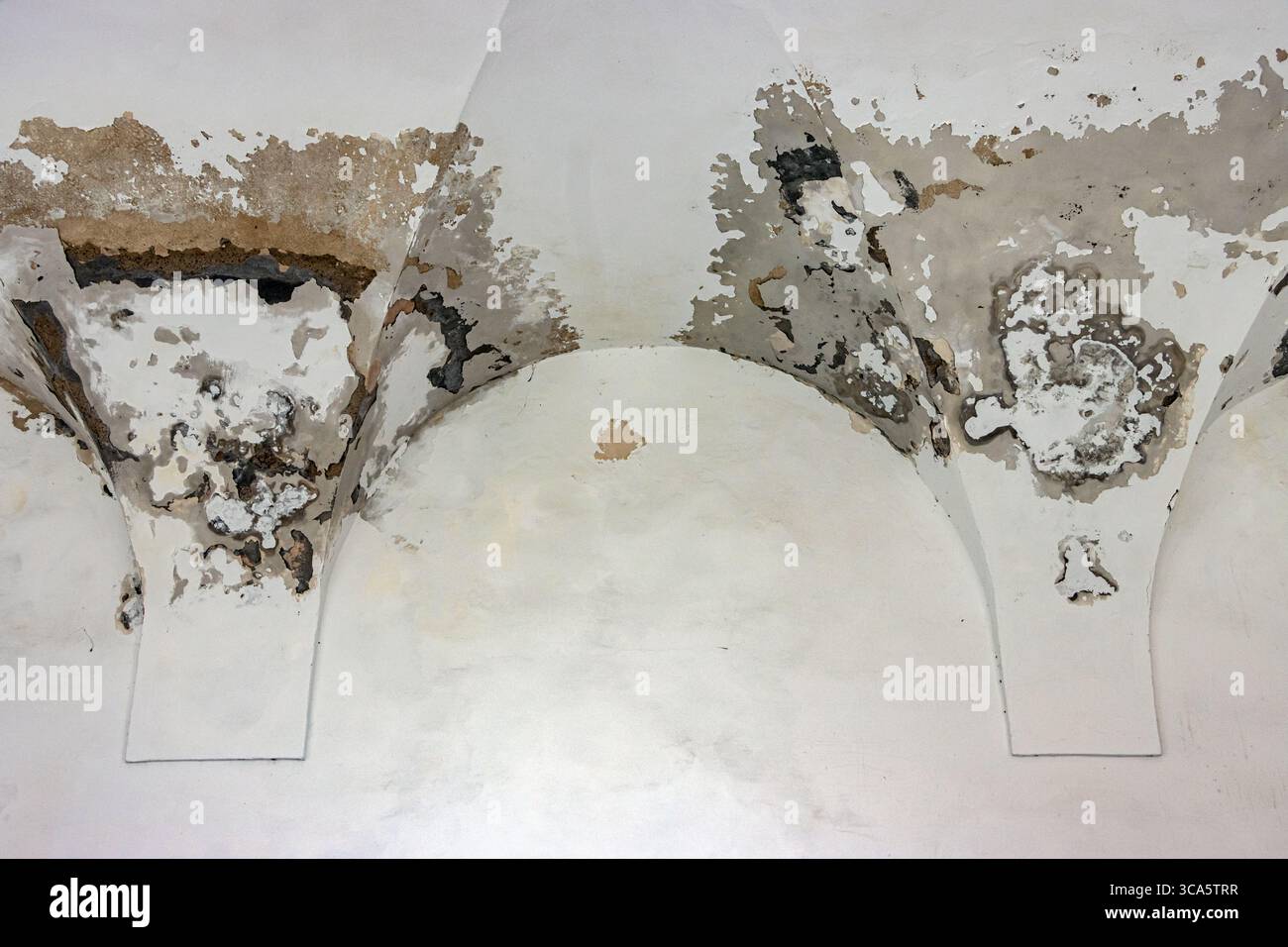Partie endommagée du mur et plafond voûté avec peinture écaillée et moisissure Banque D'Images