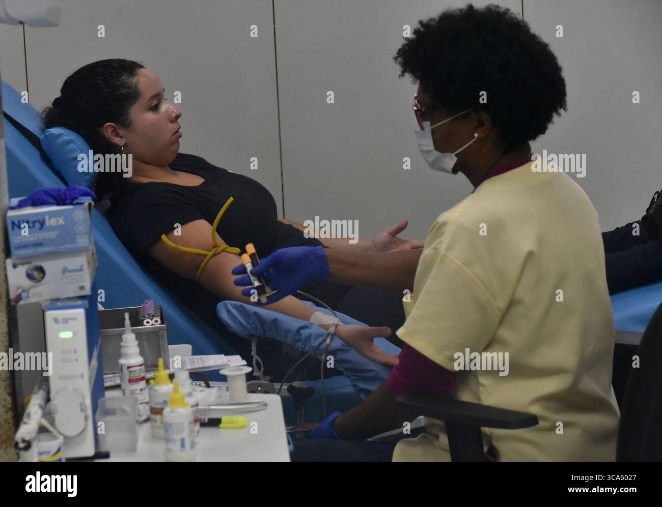 13 juin 2023 : RIO DE JANEIRO, BRÉSIL 14 JUIN : le 14 juin est la Journée mondiale du donneur de sang, les gens qui donnent du sang à HemoRio, zone centrale de la ville, la Journée mondiale du donneur de sang est née comme une initiative pour célébrer les gens qui donnent du sang à d'autres et sensibiliser à l'importance de cette attitude..... Le 14 juin a été choisi parce que c'était l'anniversaire de Karl Landsteiner, le chercheur responsable de la classification des groupes sanguins, le système A B O, et découvreur du facteur RH. (Crédit image : © Fabio Teixeira/ZUMA Press Wire) Banque D'Images