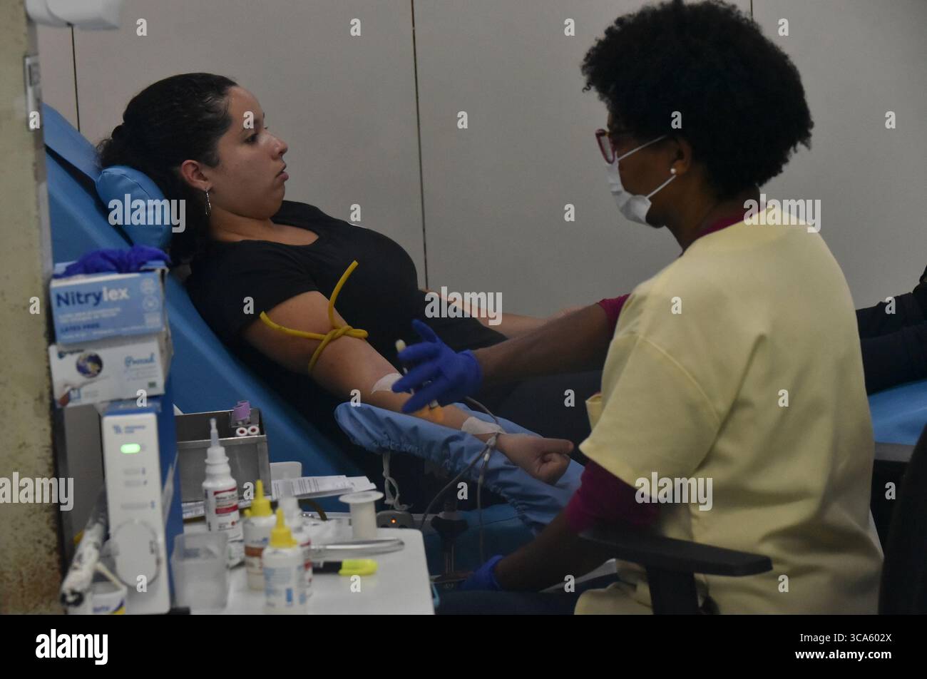 13 juin 2023 : RIO DE JANEIRO, BRÉSIL 14 JUIN : le 14 juin est la Journée mondiale du donneur de sang, les gens qui donnent du sang à HemoRio, zone centrale de la ville, la Journée mondiale du donneur de sang est née comme une initiative pour célébrer les gens qui donnent du sang à d'autres et sensibiliser à l'importance de cette attitude..... Le 14 juin a été choisi parce que c'était l'anniversaire de Karl Landsteiner, le chercheur responsable de la classification des groupes sanguins, le système A B O, et découvreur du facteur RH. (Crédit image : © Fabio Teixeira/ZUMA Press Wire) Banque D'Images