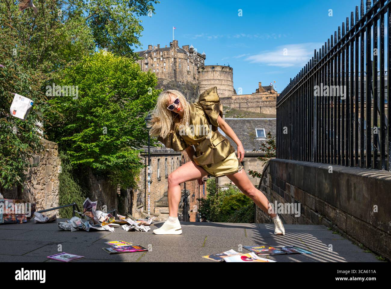 La danseuse Tess Letham fait la promotion de son émission Fringe What Happened to Harmony Banks ? Dans le Vennel, Grassmarket, Édimbourg, Écosse, Royaume-Uni Banque D'Images