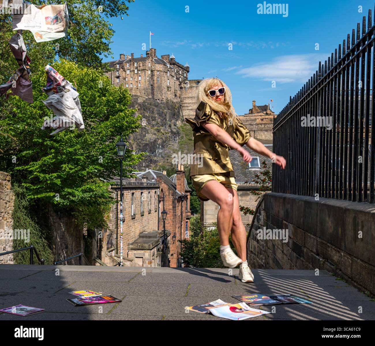 La danseuse Tess Letham fait la promotion de son émission Fringe What Happened to Harmony Banks ? Dans le Vennel, Grassmarket, Édimbourg, Écosse, Royaume-Uni Banque D'Images