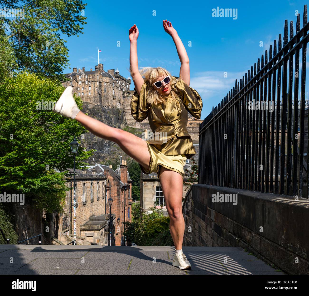 La danseuse Tess Letham fait la promotion de son émission Fringe What Happened to Harmony Banks ? Dans le Vennel, Grassmarket, Édimbourg, Écosse, Royaume-Uni Banque D'Images