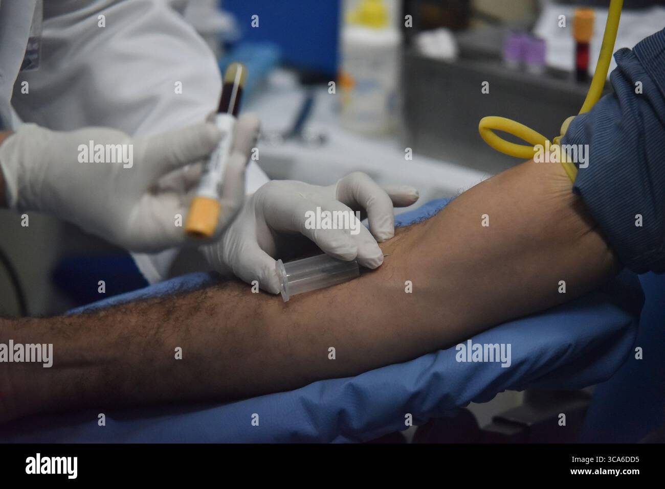 13 juin 2023 : RIO DE JANEIRO, BRÉSIL 14 JUIN : le 14 juin est la Journée mondiale du donneur de sang, les gens qui donnent du sang à HemoRio, zone centrale de la ville, la Journée mondiale du donneur de sang est née comme une initiative pour célébrer les gens qui donnent du sang à d'autres et sensibiliser à l'importance de cette attitude..... Le 14 juin a été choisi parce que c'était l'anniversaire de Karl Landsteiner, le chercheur responsable de la classification des groupes sanguins, le système A B O, et découvreur du facteur RH. (Crédit image : © Fabio Teixeira/ZUMA Press Wire) Banque D'Images