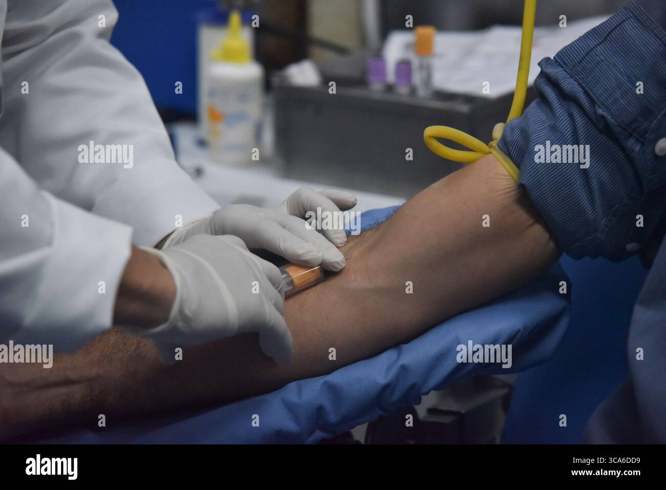 13 juin 2023 : RIO DE JANEIRO, BRÉSIL 14 JUIN : le 14 juin est la Journée mondiale du donneur de sang, les gens qui donnent du sang à HemoRio, zone centrale de la ville, la Journée mondiale du donneur de sang est née comme une initiative pour célébrer les gens qui donnent du sang à d'autres et sensibiliser à l'importance de cette attitude..... Le 14 juin a été choisi parce que c'était l'anniversaire de Karl Landsteiner, le chercheur responsable de la classification des groupes sanguins, le système A B O, et découvreur du facteur RH. (Crédit image : © Fabio Teixeira/ZUMA Press Wire) Banque D'Images