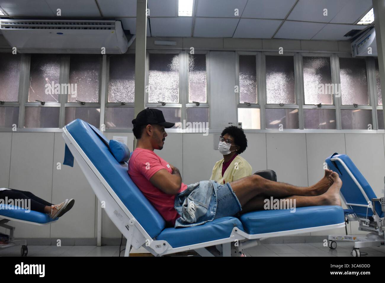 13 juin 2023 : RIO DE JANEIRO, BRÉSIL 14 JUIN : le 14 juin est la Journée mondiale du donneur de sang, les gens qui donnent du sang à HemoRio, zone centrale de la ville, la Journée mondiale du donneur de sang est née comme une initiative pour célébrer les gens qui donnent du sang à d'autres et sensibiliser à l'importance de cette attitude..... Le 14 juin a été choisi parce que c'était l'anniversaire de Karl Landsteiner, le chercheur responsable de la classification des groupes sanguins, le système A B O, et découvreur du facteur RH. (Crédit image : © Fabio Teixeira/ZUMA Press Wire) Banque D'Images