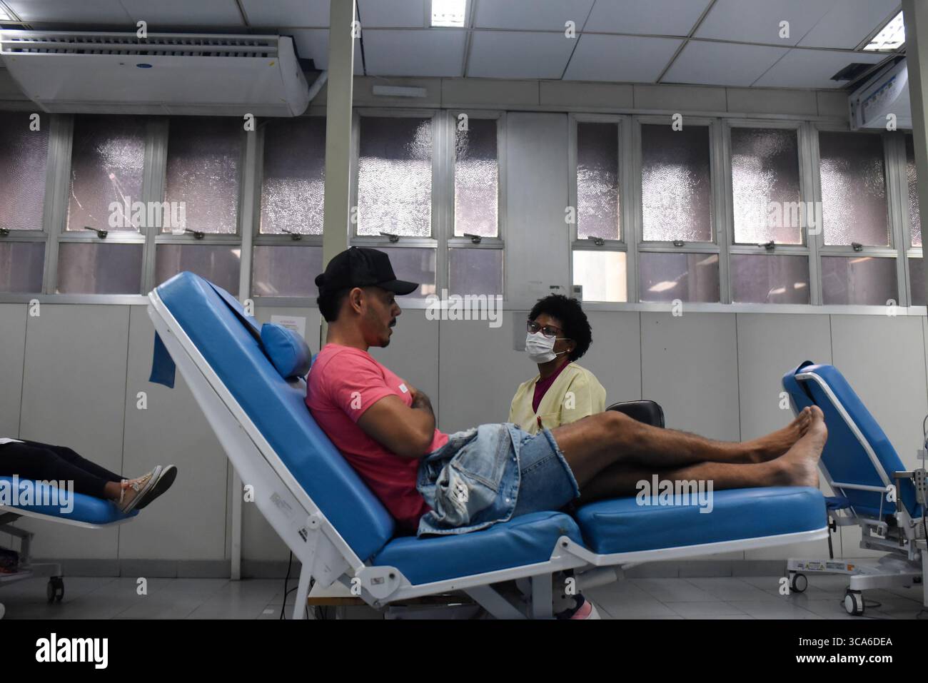 13 juin 2023 : RIO DE JANEIRO, BRÉSIL 14 JUIN : le 14 juin est la Journée mondiale du donneur de sang, les gens qui donnent du sang à HemoRio, zone centrale de la ville, la Journée mondiale du donneur de sang est née comme une initiative pour célébrer les gens qui donnent du sang à d'autres et sensibiliser à l'importance de cette attitude..... Le 14 juin a été choisi parce que c'était l'anniversaire de Karl Landsteiner, le chercheur responsable de la classification des groupes sanguins, le système A B O, et découvreur du facteur RH. (Crédit image : © Fabio Teixeira/ZUMA Press Wire) Banque D'Images