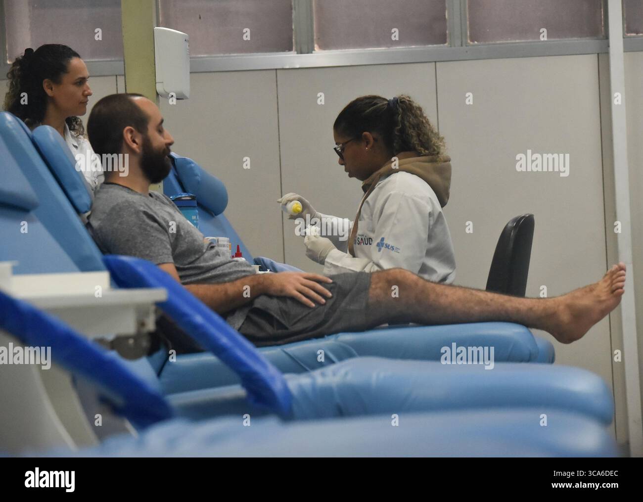 13 juin 2023 : RIO DE JANEIRO, BRÉSIL 14 JUIN : le 14 juin est la Journée mondiale du donneur de sang, les gens qui donnent du sang à HemoRio, zone centrale de la ville, la Journée mondiale du donneur de sang est née comme une initiative pour célébrer les gens qui donnent du sang à d'autres et sensibiliser à l'importance de cette attitude..... Le 14 juin a été choisi parce que c'était l'anniversaire de Karl Landsteiner, le chercheur responsable de la classification des groupes sanguins, le système A B O, et découvreur du facteur RH. (Crédit image : © Fabio Teixeira/ZUMA Press Wire) Banque D'Images