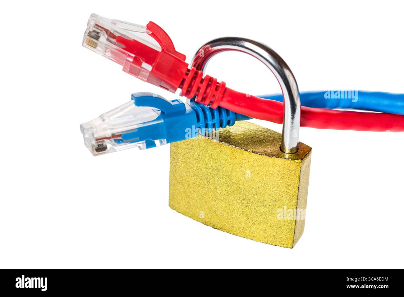 Cadenas avec câbles réseau ethernet gros plan. Concept de sécurité des informations de confidentialité des données Internet. Isolé sur fond blanc Banque D'Images