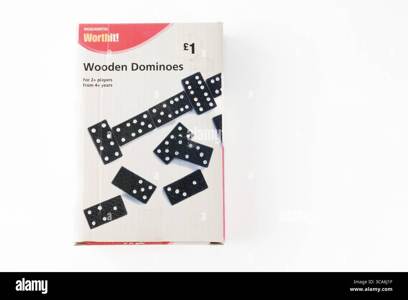 Cardiff Mid glamorgan pays de Galles Royaume-Uni 6 août 2025 Woolworths ensemble en boîte de dominos en bois Banque D'Images