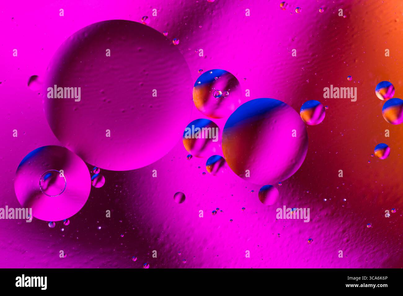 Espace ou planètes univers abstrait cosmique fond. Sctructure d'atomes de molécules abstraites. Bulles d'eau. Macro shot d'air ou de molécule. Rouge et violet Banque D'Images