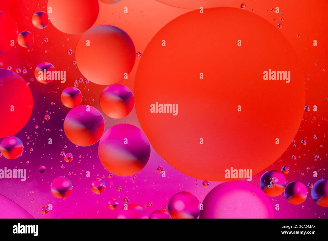 Espace ou planètes univers abstrait cosmique fond. Sctructure d'atomes de molécules abstraites. Bulles d'eau. Macro shot d'air ou de molécule. Rouge et violet Banque D'Images