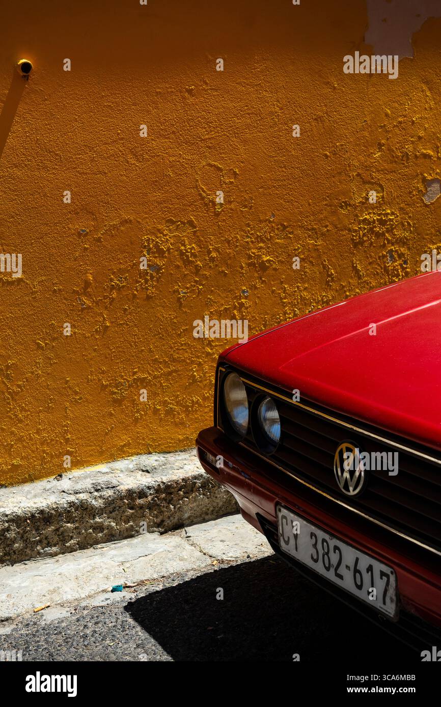 Mur orange vif coloré d'une maison avec le bord des détails d'une voiture VW à Bo-Kaap, le Cap, Afrique du Sud Banque D'Images