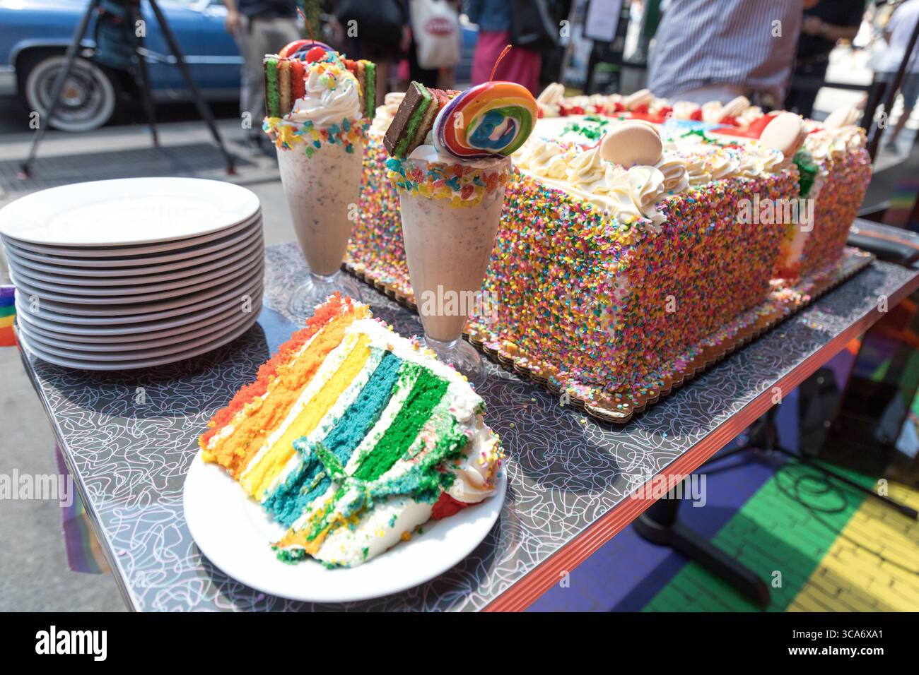 1er juin 2023, NEW YORK, NEW YORK, États-Unis : Ellen Hart Sturm, propriétaire du restaurant Ellen's Stardust populaire auprès des touristes, a annoncé son soutien pour le mois de la fierté de juin 2023 et a annoncé que toutes les ventes du gâteau arc-en-ciel et du milkshake verront une partie des recettes du Diner aller à Broadway Cares/Equity Fights AIDS , plus la contribution d'Ellen, du Stardust Diner à une organisation à but non lucratif. 01 juin 2023 (crédit image : © Vanessa Carvalho/ZUMA Press Wire) Banque D'Images