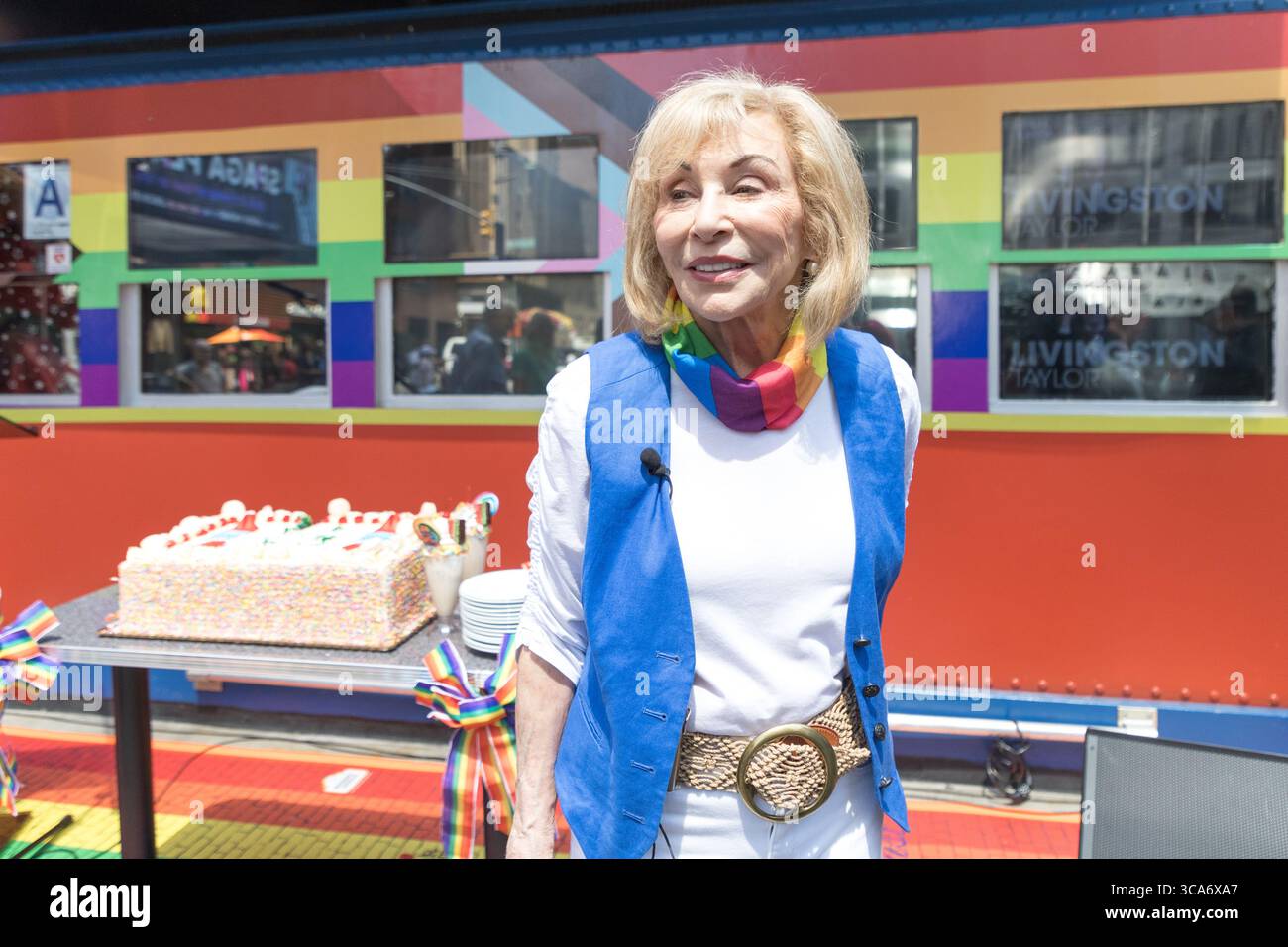 1er juin 2023, NEW YORK, NEW YORK, États-Unis : Ellen Hart Sturm, propriétaire du restaurant Ellen's Stardust populaire auprès des touristes, a annoncé son soutien pour le mois de la fierté de juin 2023 et a annoncé que toutes les ventes du gâteau arc-en-ciel et du milkshake verront une partie des recettes du Diner aller à Broadway Cares/Equity Fights AIDS , plus la contribution d'Ellen, du Stardust Diner à une organisation à but non lucratif. 01 juin 2023 (crédit image : © Vanessa Carvalho/ZUMA Press Wire) Banque D'Images