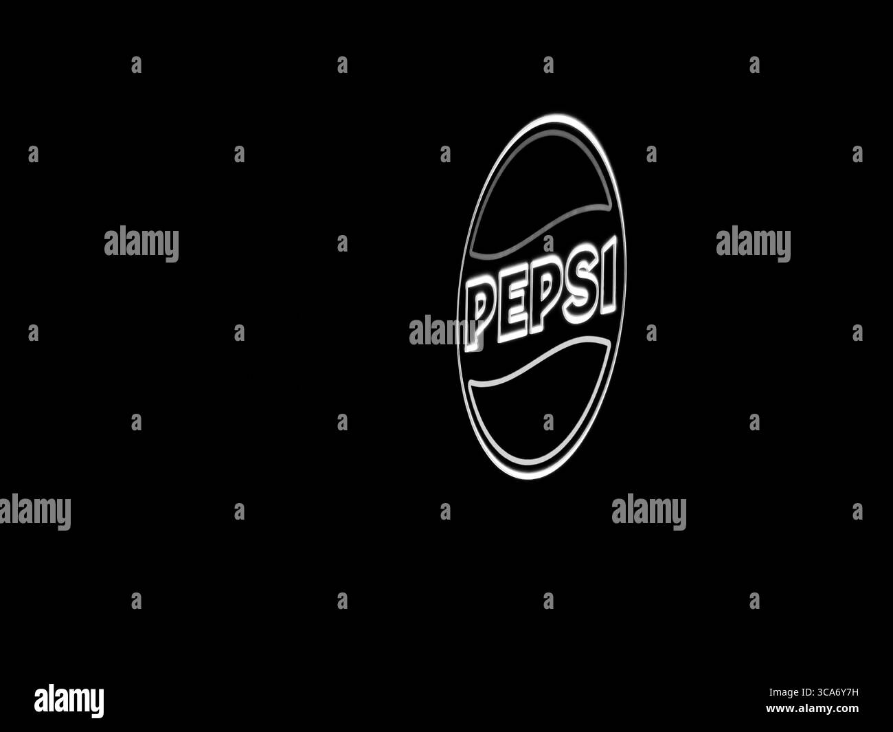 Logo Pepsi sur mur sombre – espace négatif minimaliste. Teintes monochromes. Banque D'Images