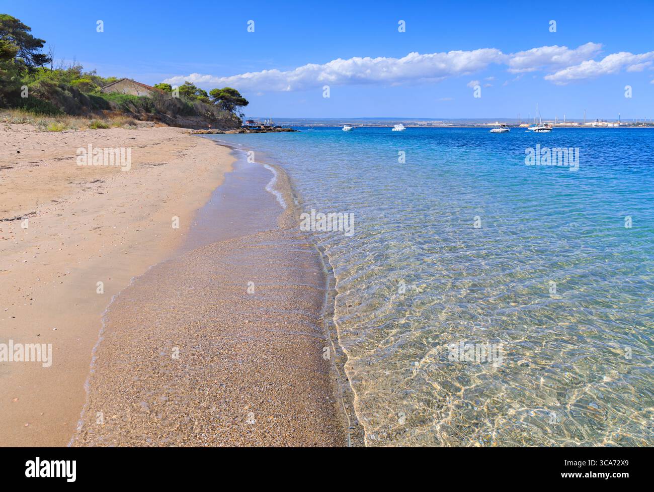 Îles Cheradi : vue de l'île de San Pietro dans les Pouilles, Italie. Au loin la ligne d'horizon de la ville de Tarente. Banque D'Images