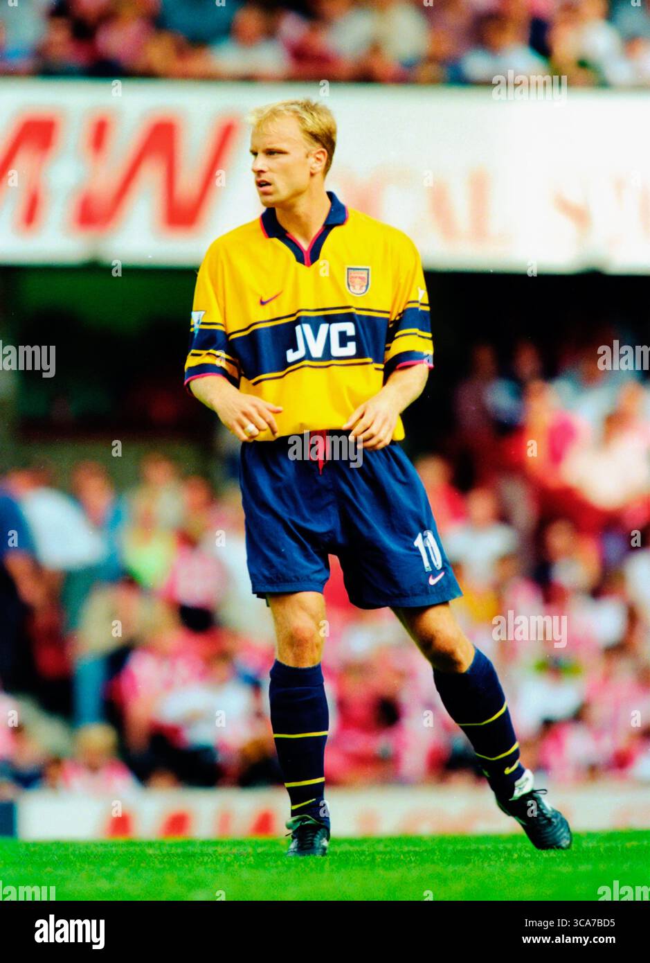 Le joueur d'arsenal Dennis Bergkamp en action portant le kit extérieur jaune 1998-99 du JVC au Dell v Southampton dans la saison 1998-99.cette image est liée par les restrictions de Dataco sur la façon dont elle peut être utilisée. UTILISATION ÉDITORIALE UNIQUEMENT aucune utilisation avec des fichiers audio, vidéo, données, listes de présentoirs, logos de club/ligue ou services « live » non autorisés. Banque D'Images