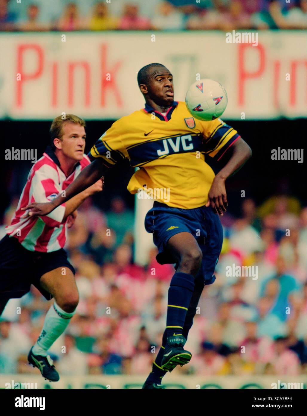 Patrick Vieira en action jouant pour Arsenal dans la saison 1998-99 dans le kit extérieur jaune JVC. Cette image est liée par les restrictions de Dataco sur la façon dont elle peut être utilisée. UTILISATION ÉDITORIALE UNIQUEMENT aucune utilisation avec des fichiers audio, vidéo, données, listes de présentoirs, logos de club/ligue ou services « live » non autorisés. Banque D'Images