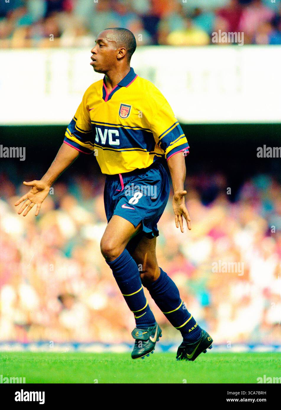 Ian Wright en action lors de la saison 1998-99 portant le kit jaune extérieur Arsenal JVC. Cette image est liée par les restrictions de Dataco sur la façon dont elle peut être utilisée. UTILISATION ÉDITORIALE UNIQUEMENT aucune utilisation avec des fichiers audio, vidéo, données, listes de présentoirs, logos de club/ligue ou services « live » non autorisés. Banque D'Images