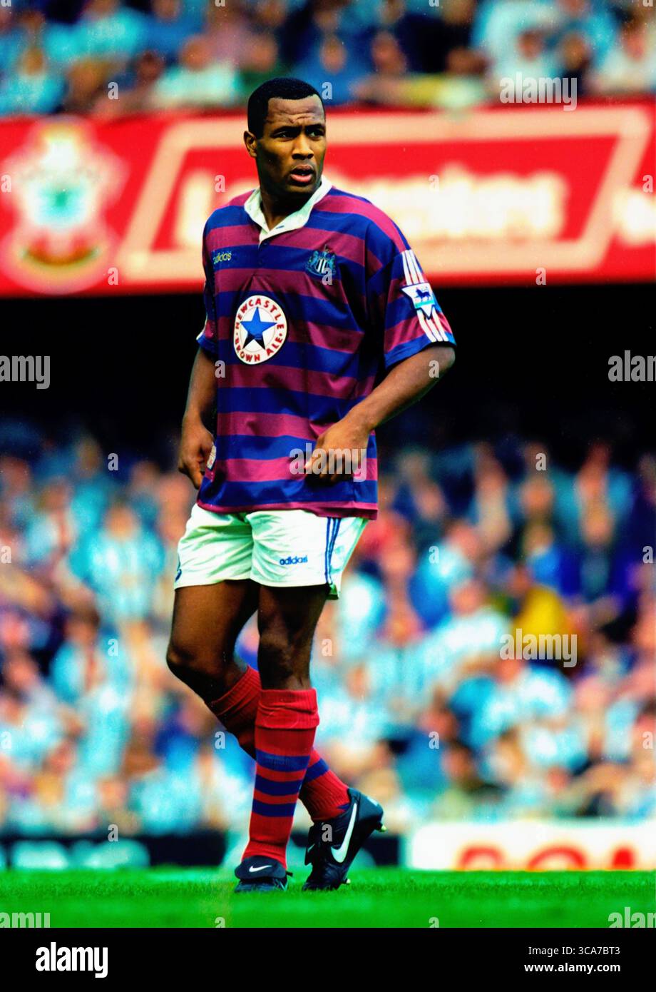 Les Ferdinand en action pour Newcastle United pendant la saison 1995-96 au Dell Southampton.cette image est liée par les restrictions de Dataco sur la façon dont elle peut être utilisée. UTILISATION ÉDITORIALE UNIQUEMENT aucune utilisation avec des fichiers audio, vidéo, données, listes de présentoirs, logos de club/ligue ou services « live » non autorisés. Banque D'Images