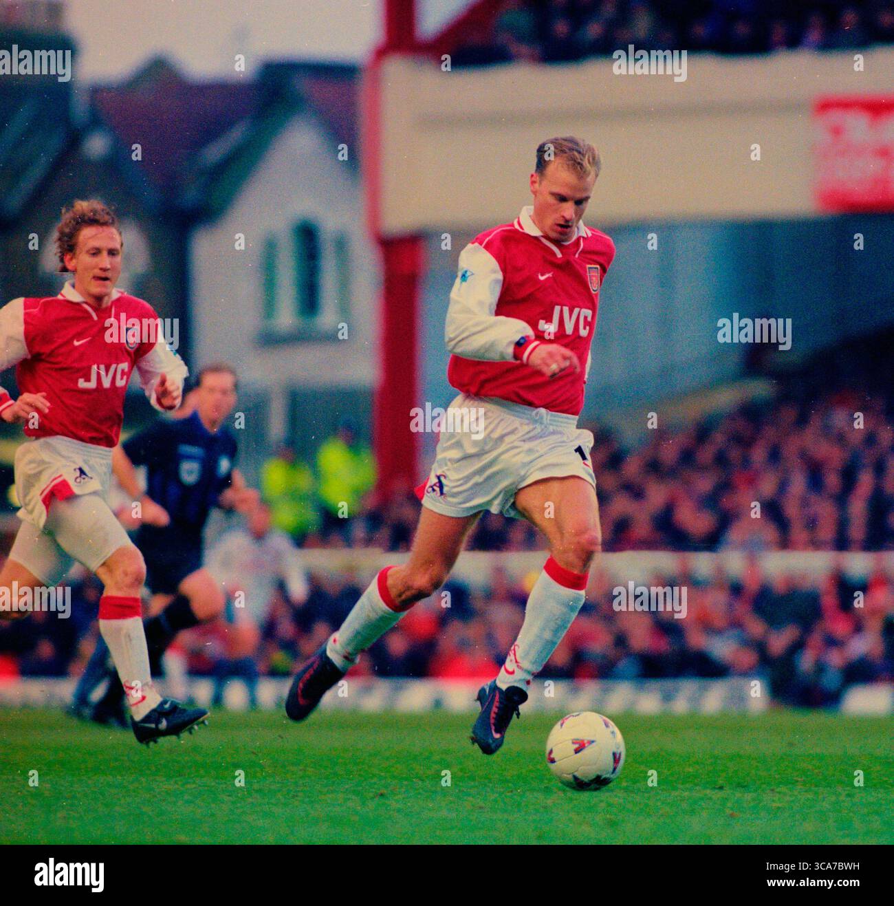 Dennis Bergkamp et Ray Parlour en action à Highbury pour Arsenal dans la saison 1998-99 cette image est liée par les restrictions de Dataco sur la façon dont elle peut être utilisée. UTILISATION ÉDITORIALE UNIQUEMENT aucune utilisation avec des fichiers audio, vidéo, données, listes de présentoirs, logos de club/ligue ou services « live » non autorisés. Banque D'Images